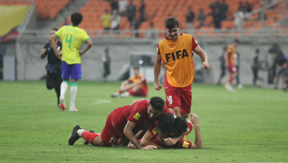 Kegembiraan para pemain Iran usai kalahkan Brasil 3-2 pada laga fase grup C Piala Dunia U-17 di Stadion JIS, Sabtu (11/11/23).