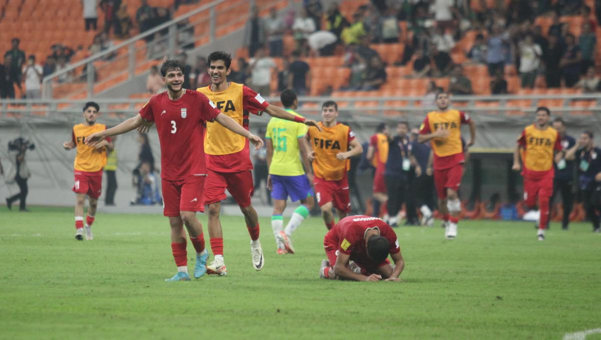 Kegembiraan para pemain Iran usai kalahkan Brasil 3-2 pada laga fase grup C Piala Dunia U-17 di Stadion JIS, Sabtu (11/11/23).