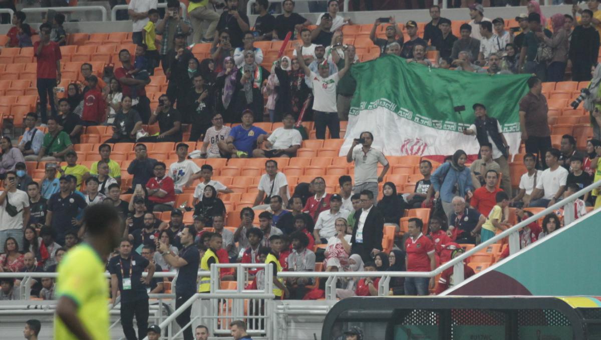 Suporter Iran saat memberikan dukungan kepada negaranya saat menghadapi Brasil pada laga fase grup C Piala Dunia U-17 di Stadion JIS, Sabtu (11/11/23).