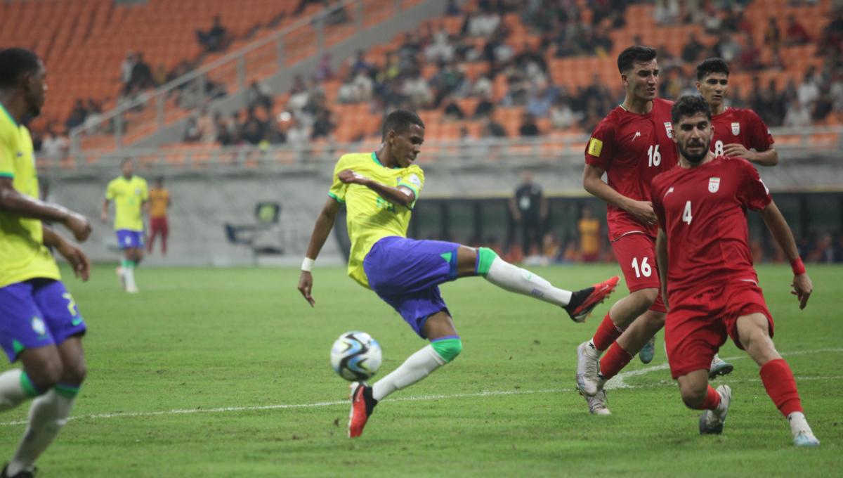 Striker Brasil melakukan tendangan ke gawang Iran pada laga fase grup C Piala Dunia U-17 di Stadion JIS, Sabtu (11/11/23).