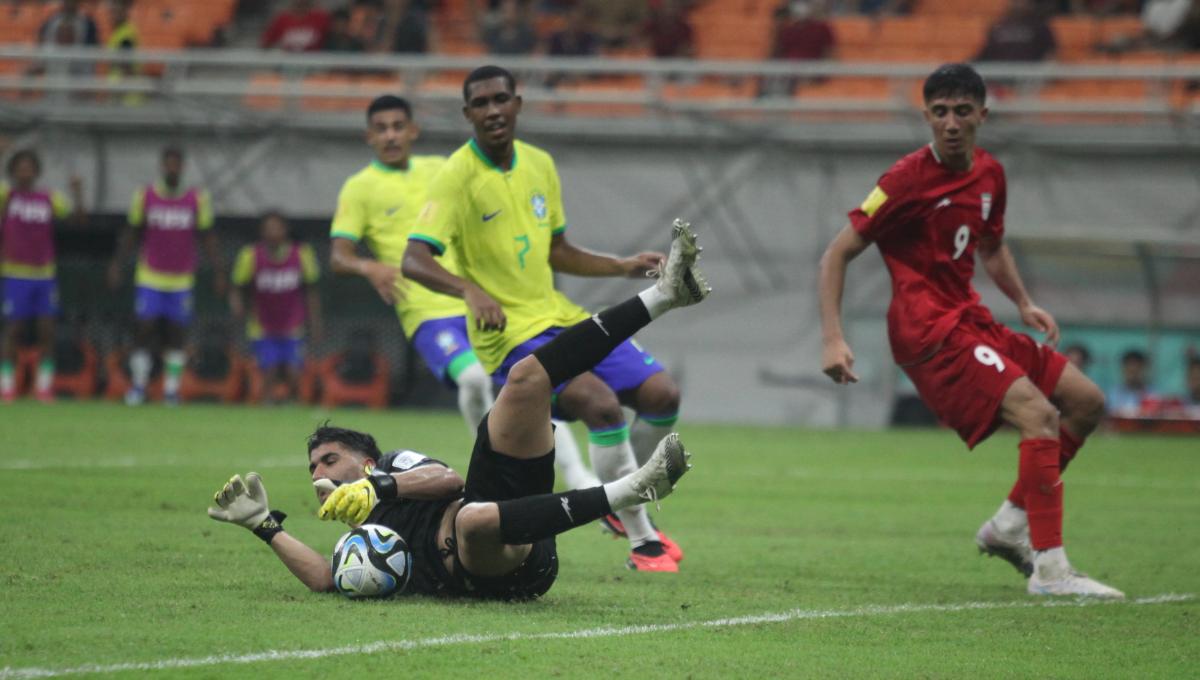 Kiper Iran berhasil mengamankan gawangnya dari serangan pemain Brasil pada laga fase grup C Piala Dunia U-17 di Stadion JIS, Sabtu (11/11/23).