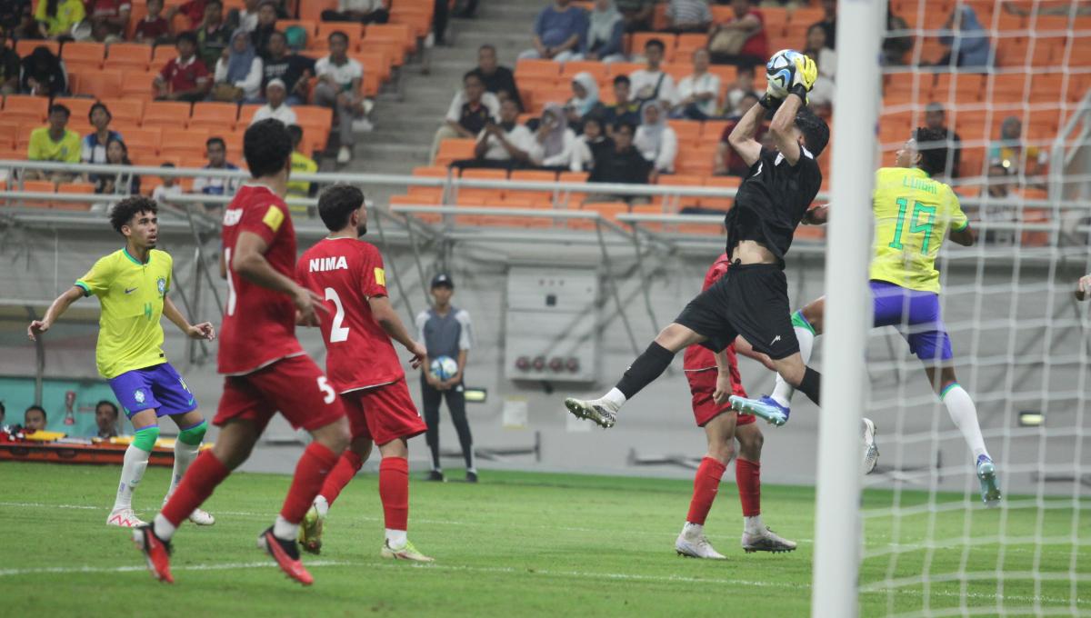 Kiper Iran berhasil mengamankan gawangnya dari serangan pemain Brasil pada laga fase grup C Piala Dunia U-17 di Stadion JIS, Sabtu (11/11/23).