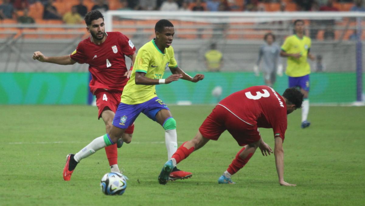 Pemain Brasil mencoba melewati hadangan dua pemain Iran pada laga fase grup C Piala Dunia U-17 di Stadion JIS, Sabtu (11/11/23).