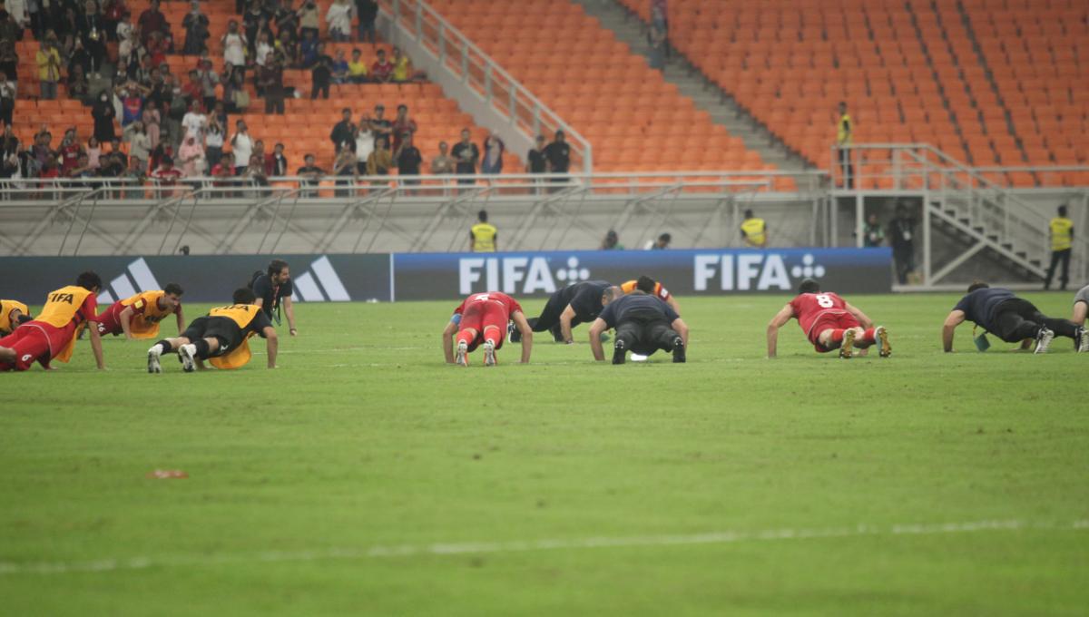 Para pemain Iran melakukan push up usai berhasil mengalahkan Brasil pada laga fase grup C Piala Dunia U-17 di Stadion JIS, Sabtu (11/11/23). - INDOSPORT