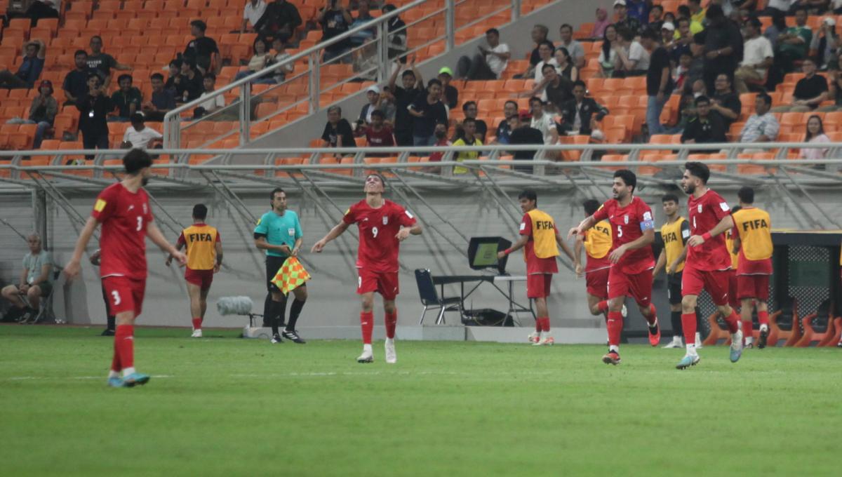 Selebrasi para pemain Iran usai cetak gol ke gawang Brasil pada laga fase grup C Piala Dunia U-17 di Stadion JIS, Sabtu (11/11/23).