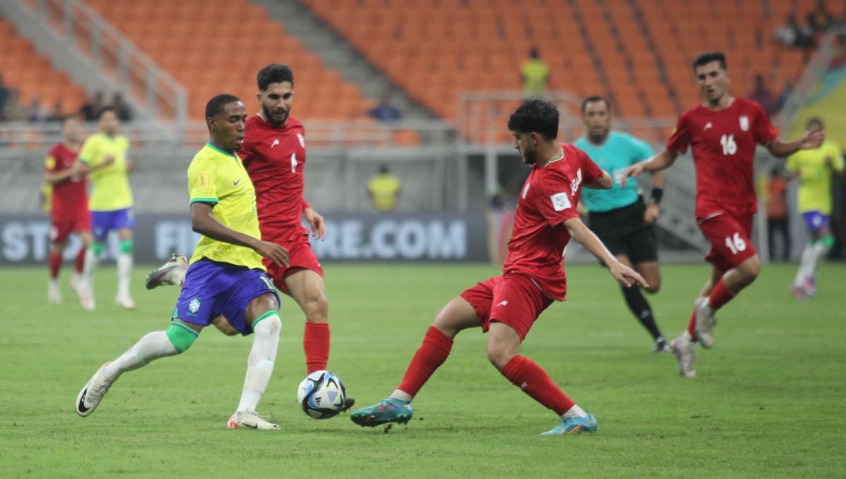 Pemain Brasil mencoba melewati hadangan dua pemain Iran pada laga fase grup C Piala Dunia U-17 di Stadion JIS, Sabtu (11/11/23).