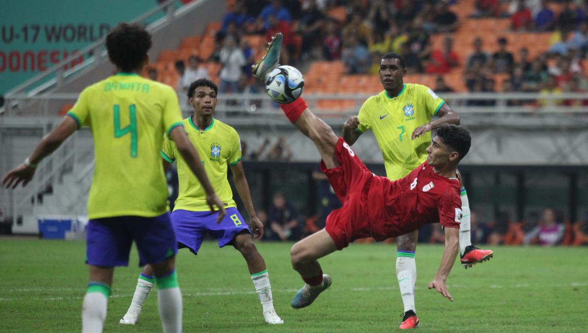 Pemain Iran melakukan tendangn salto ke gawang Brasil pada laga fase grup C Piala Dunia U-17 di Stadion JIS, Sabtu (11/11/23).