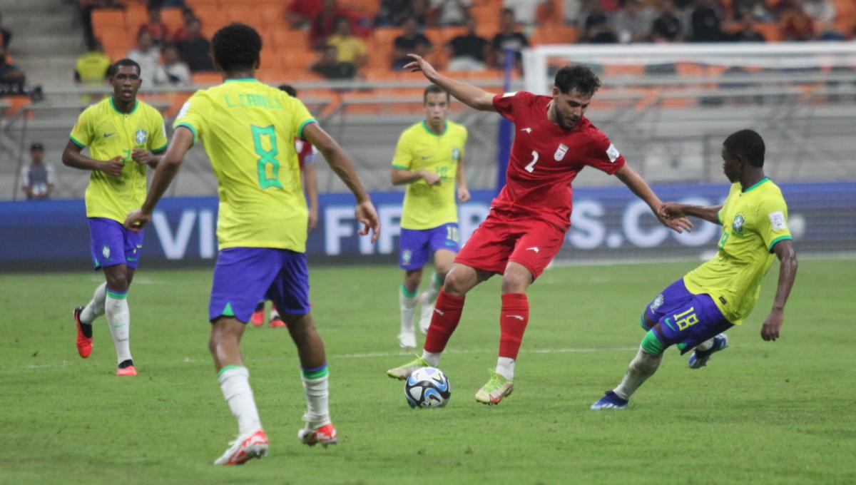 Pemain Iran mencoba melewati hadangan pemain Brasil pada laga fase grup C Piala Dunia U-17 di Stadion JIS, Sabtu (11/11/23).