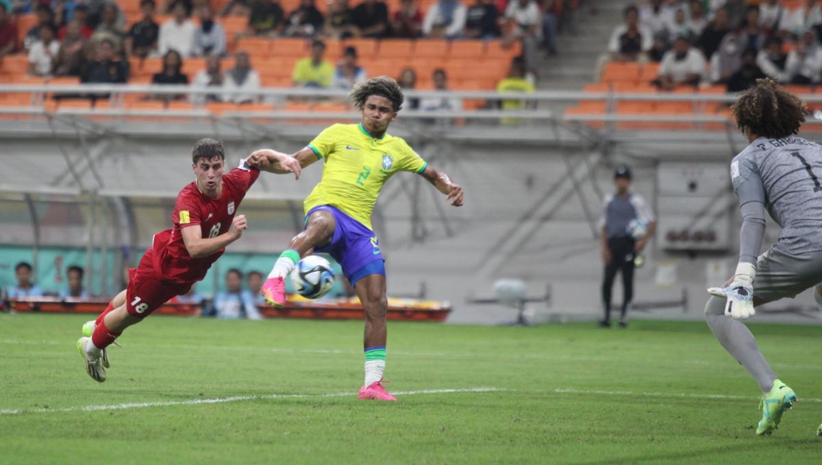 Pemain Iran mencoba melakukan sundulan ke gawang Brasil pada laga fase grup C Piala Dunia U-17 di Stadion JIS, Sabtu (11/11/23).