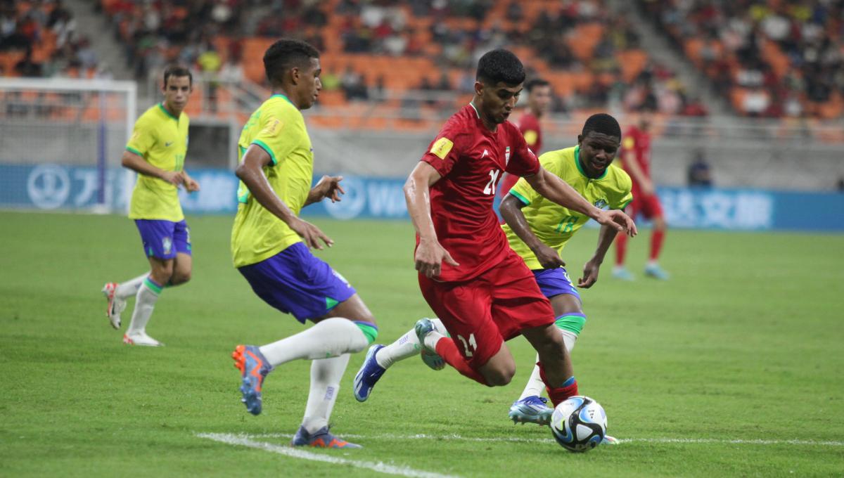 Pemain Iran mencoba melewati hadangan pemain Brasil pada laga fase grup C Piala Dunia U-17 di Stadion JIS, Sabtu (11/11/23).