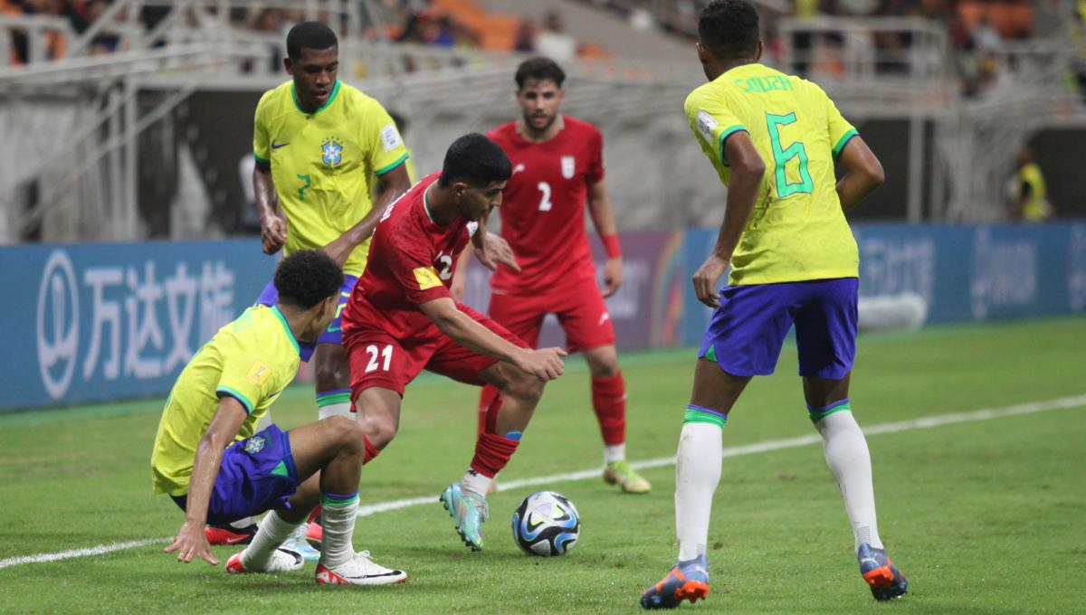 Pemain Iran mencoba melewati hadangan pemain Brasil pada laga fase grup C Piala Dunia U-17 di Stadion JIS, Sabtu (11/11/23).