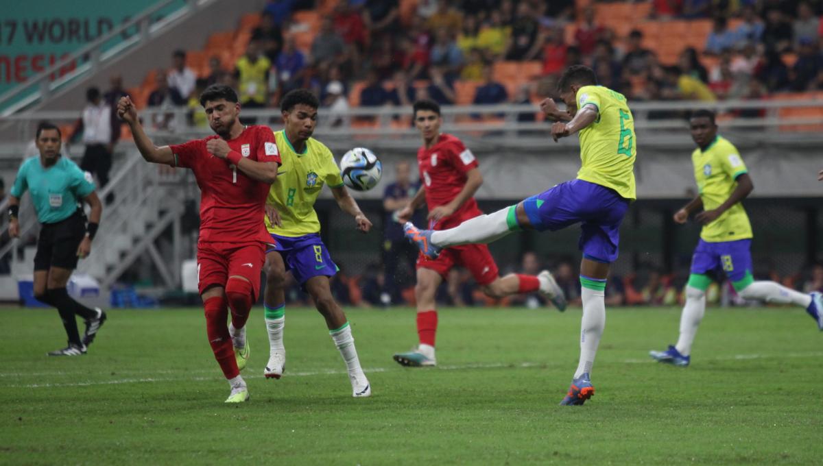 Pemain Brasil menghalau bola dari serangan pemain Iran pada laga fase grup C Piala Dunia U-17 di Stadion JIS, Sabtu (11/11/23).