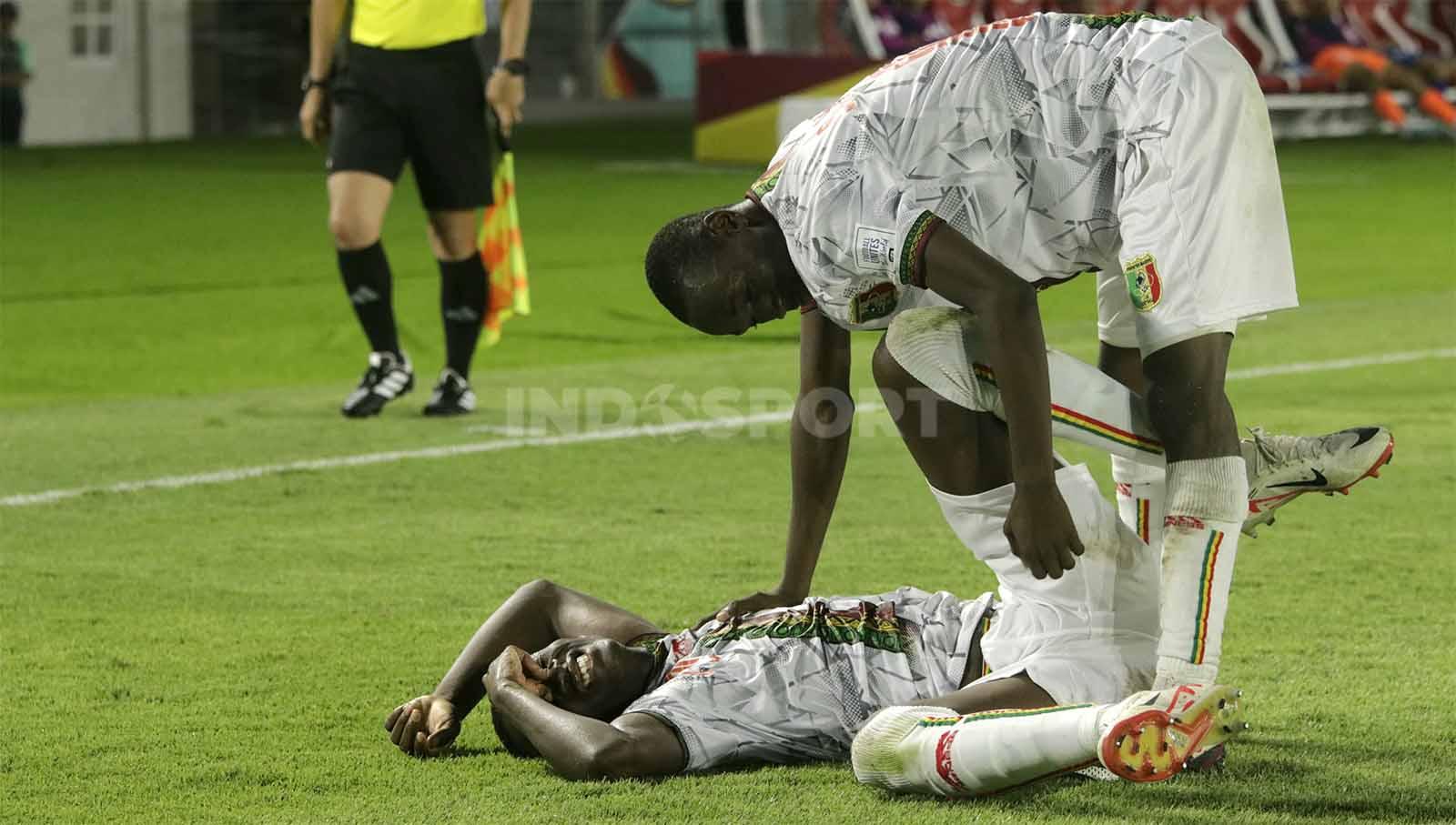 Selebrasi meluncur yang dilakukan penyerang Mali U-17, Mamadou Doumbia, gagal hingga dia mengerang kesakitan di bagian lututnya dalam pertandingan Piala Dunia U-17 2023 grup B melawan Uzbekistan U-17 di Stadion Manahan Solo, Jumat (10/11/23. Nofik Lukman Hakim/INDOSPORT