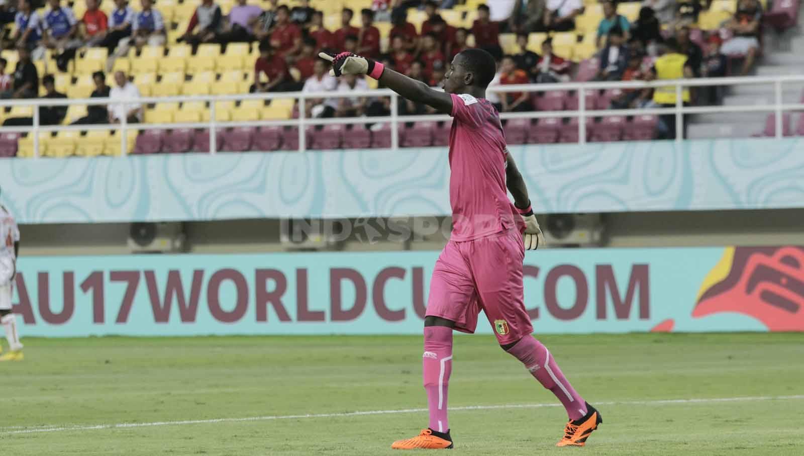 Kiper Mali U-17, Bourama Kone, saat memberikan instruksi dalam pertandingan Piala Dunia U-17 2023 grup B di Stadion Manahan Solo, Jumat (10/11/23. Nofik Lukman Hakim/INDOSPORT