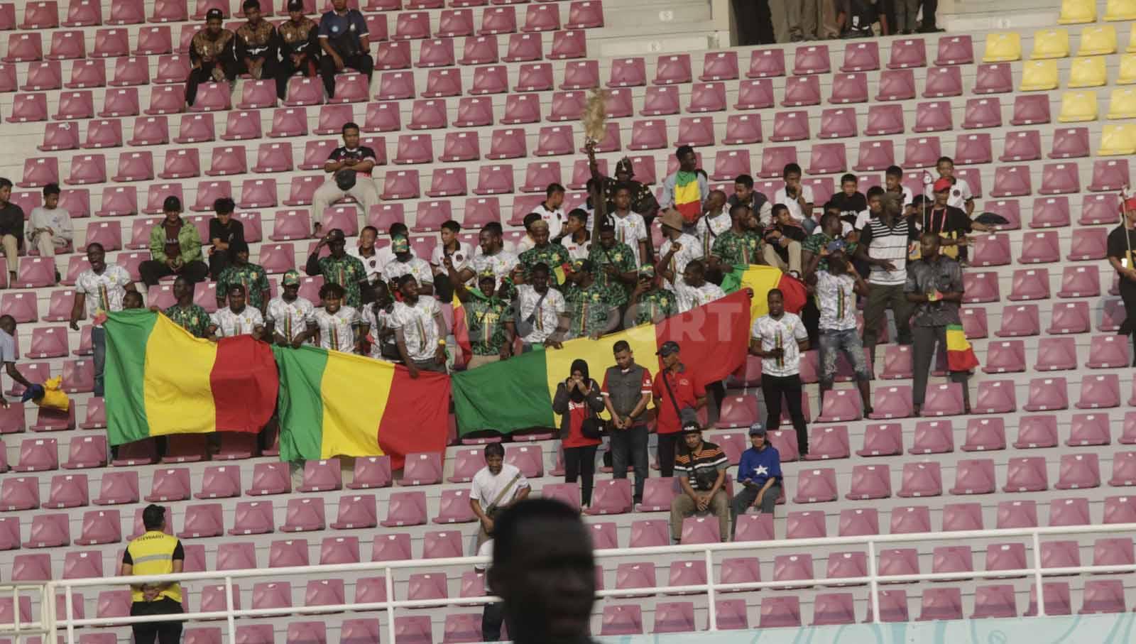 Para suporter Mali U-17 yang menghuni tribun timur dalam pertandingan Piala Dunia U-17 2023 grup B melawan Uzbekistan U-17 di Stadion Manahan Solo, Jumat (10/11/23. Nofik Lukman Hakim/INDOSPORT
