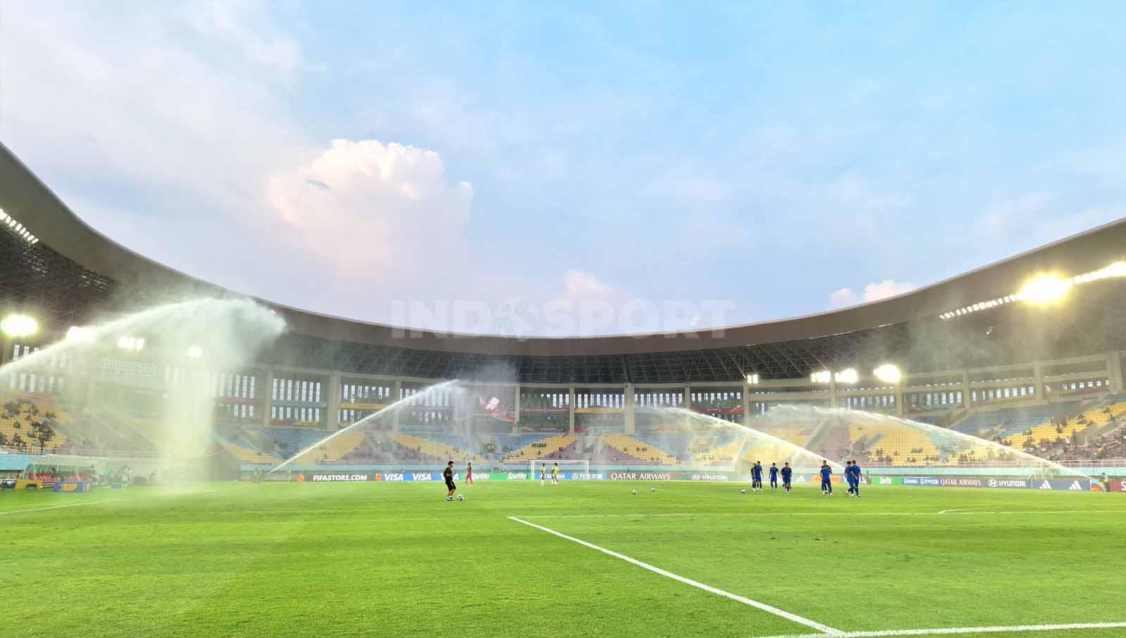 Rumput Stadion Manahan Solo langsung disemprot pada jeda babak dalam pertandingan Piala Dunia U-17 2023 grup B antara Mali U-17 melawan Uzbekistan U-17, Jumat (10/11/23). Nofik Lukman Hakim/INDOSPORT