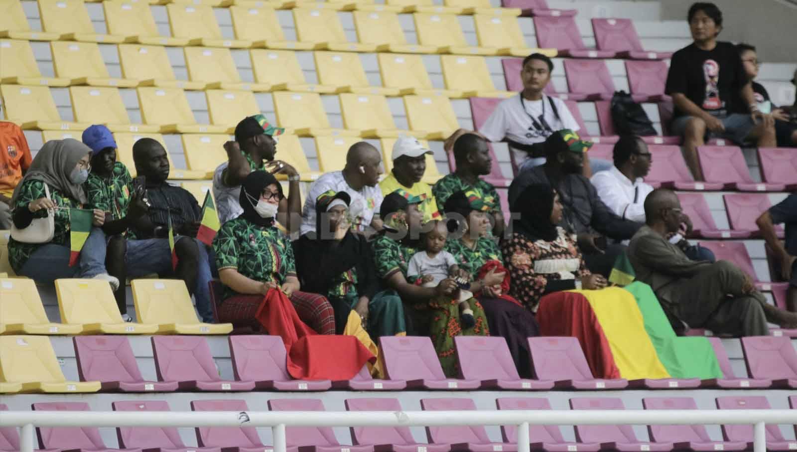 Para suporter Mali yang menghuni tribun barat  dalam pertandingan Piala Dunia U-17 2023 grup B melawan Uzbekistan U-17 di Stadion Manahan Solo, Jumat (10/11/23. Nofik Lukman Hakim/INDOSPORT