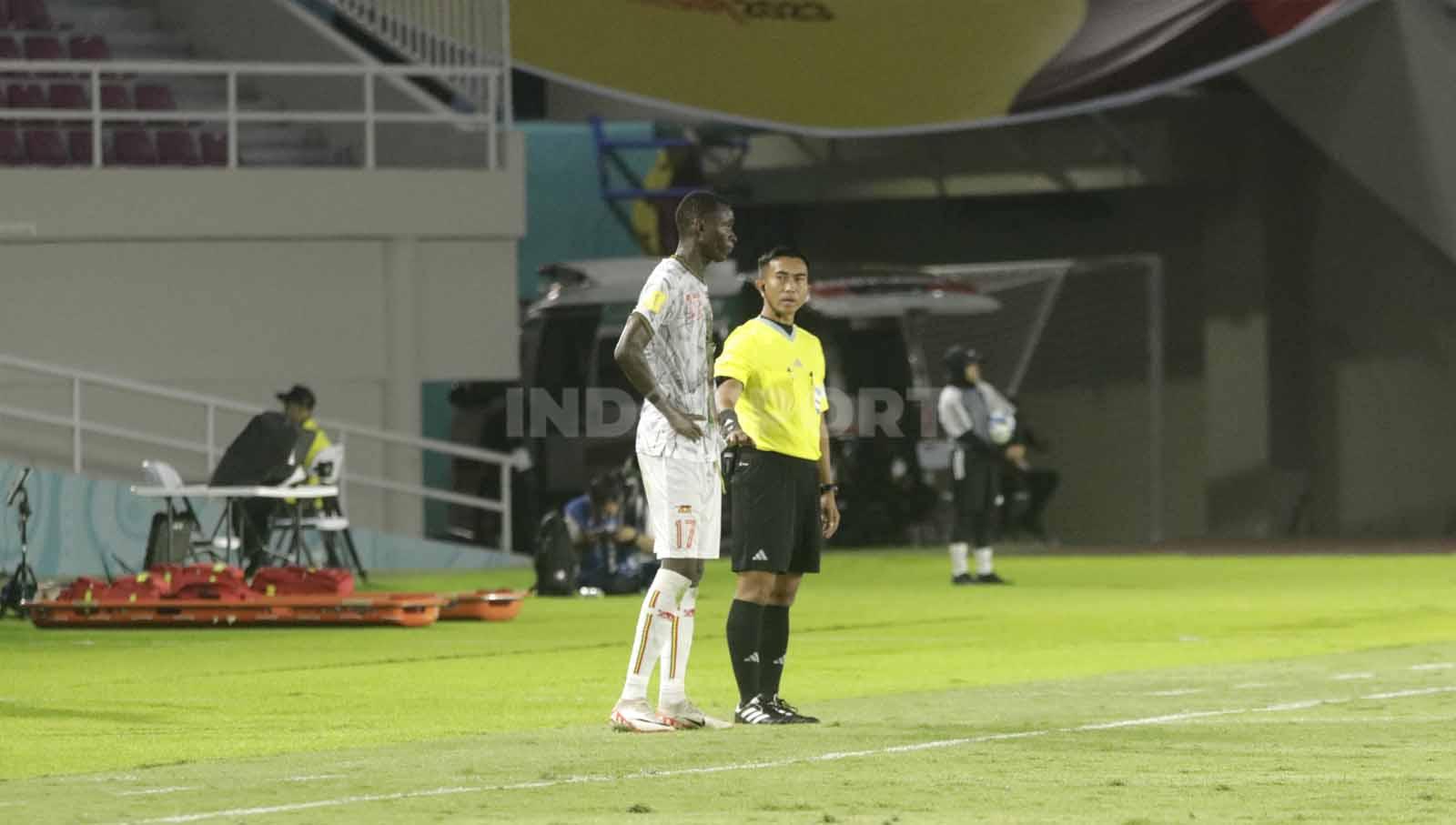 Wasit asal Indonesia, Aprisman Aranda, menjadi wasit cadangan  dalam pertandingan Piala Dunia U-17 2023 grup B antara Mali U-17 melawan Uzbekistan U-17 di Stadion Manahan Solo, Jumat (10/11/23. Nofik Lukman Hakim/INDOSPORT