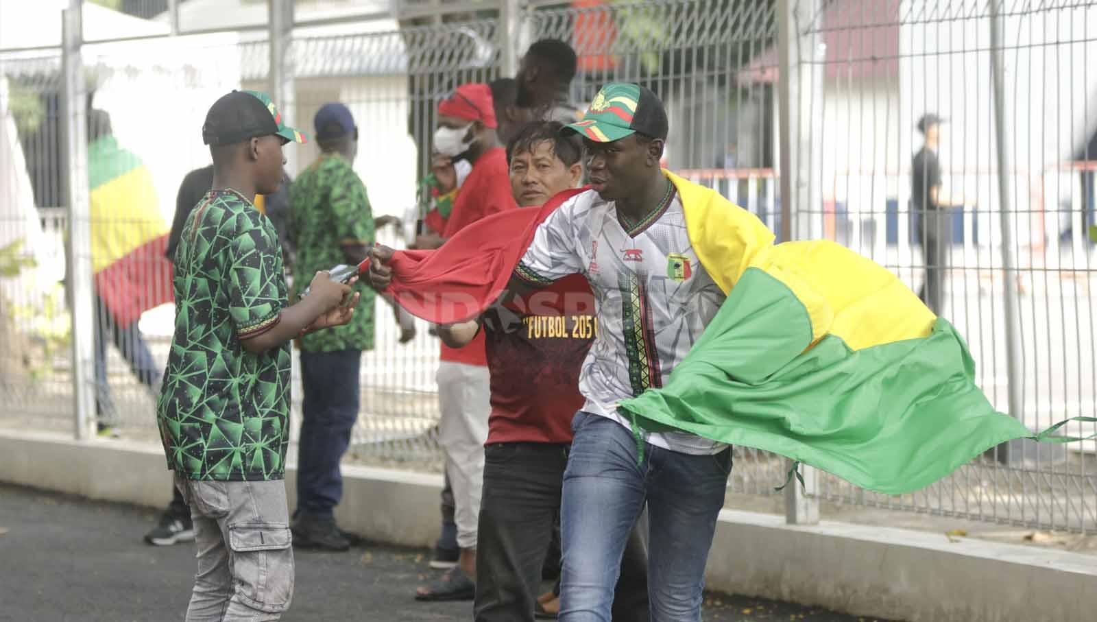 Para suporter Mali membawa bendera negaranya saat menyaksikan pertandingan Piala Dunia U-17 2023 grup B di Stadion Manahan Solo, Jumat (10/11/23. Nofik Lukman Hakim/INDOSPORT