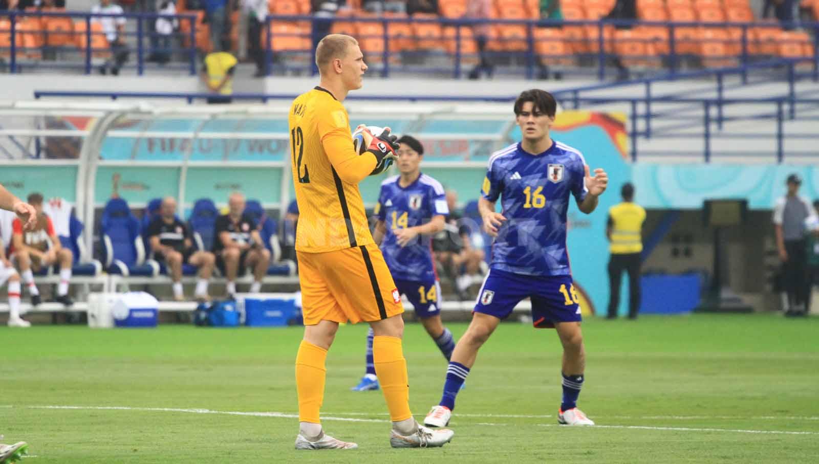 Penjaga gawang Timnas Polandia U-17, Matys Michal, mengamankan bola pada pertandingan menghadapi Timnas Jepang U-17 di Stadion Si Jalak Harupat, Kabupaten Bandung, Sabtu (11/11/23). Arif Rahman/INDOSPORT