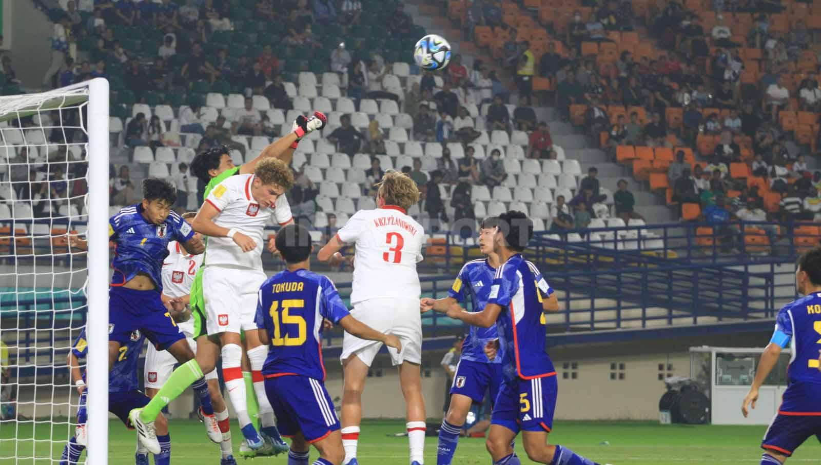 Penjaga gawang Timnas Jepang U-17, Goto Wataru, meblok bola tendangan pemain Polandia U-17, pada laga perdana Grup D Piala Dunia U-17 2023 di Stadion Si Jalak Harupat, Kabupaten Bandung, Sabtu (11/11/23). Arif Rahman/INDOSPORT