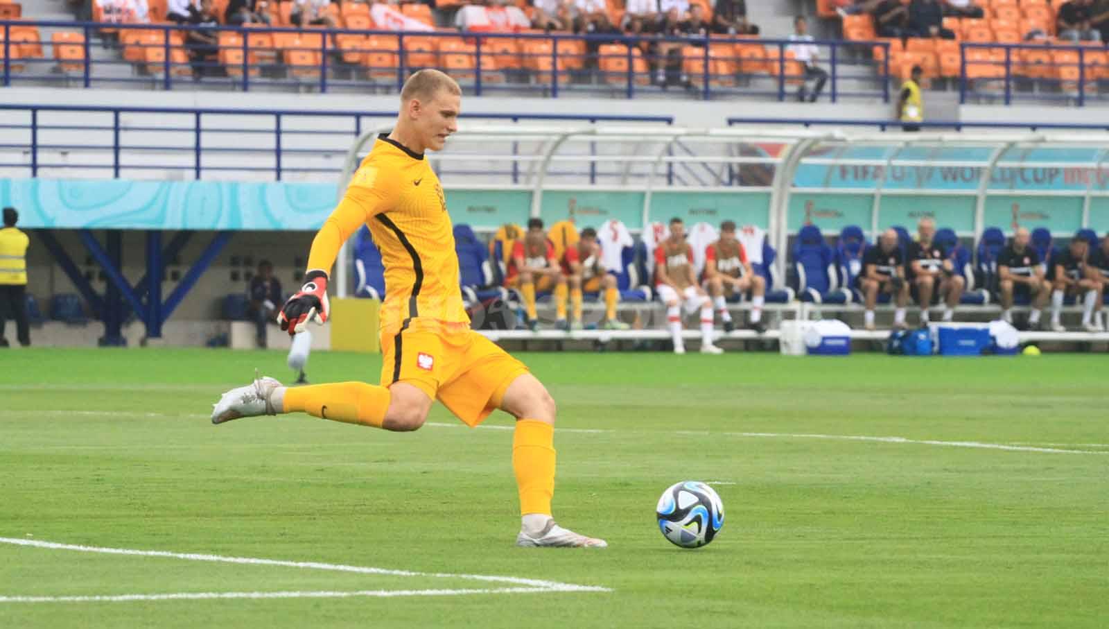 Penjaga gawang Timnas Polandia U-17, Matys Michal, menendang bola pada pertandingan menghadapi Timnas Jepang U-17 di Stadion Si Jalak Harupat, Kabupaten Bandung, Sabtu (11/11/23). Arif Rahman/INDOSPORT