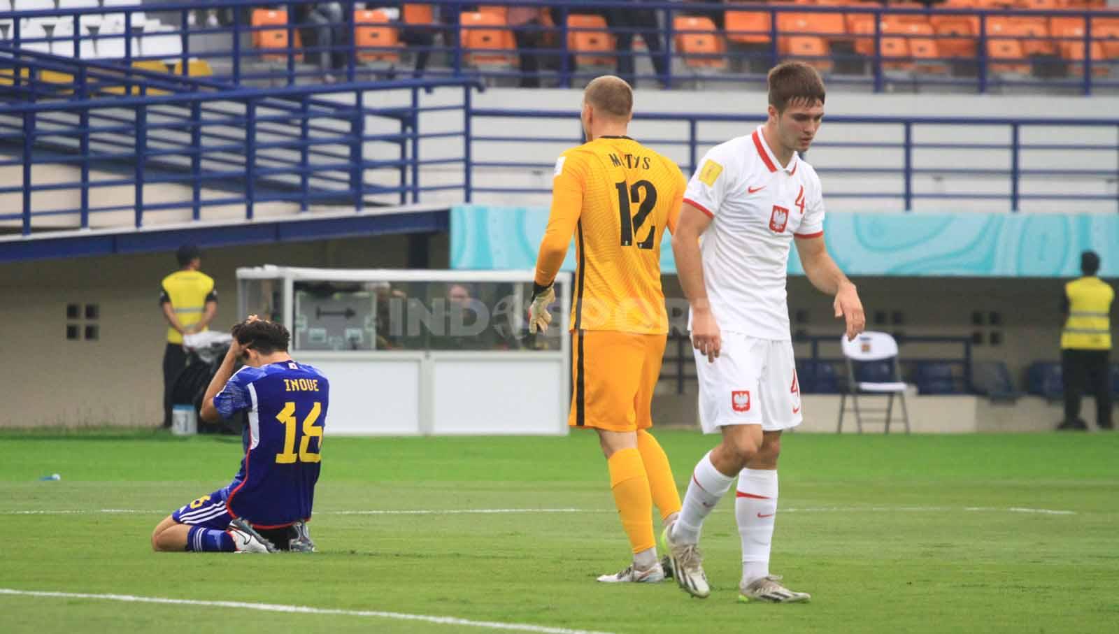 Striker Timans Jepang, Inoue kecewa karena gagal memaksimalkan peluang ke gawang Polandia U-17 pada laga perdana Grup D Piala Dunia U-17 2023 di Stadion Si Jalak Harupat, Kabupaten Bandung, Sabtu (11/11/23). Arif Rahman/INDOSPORT