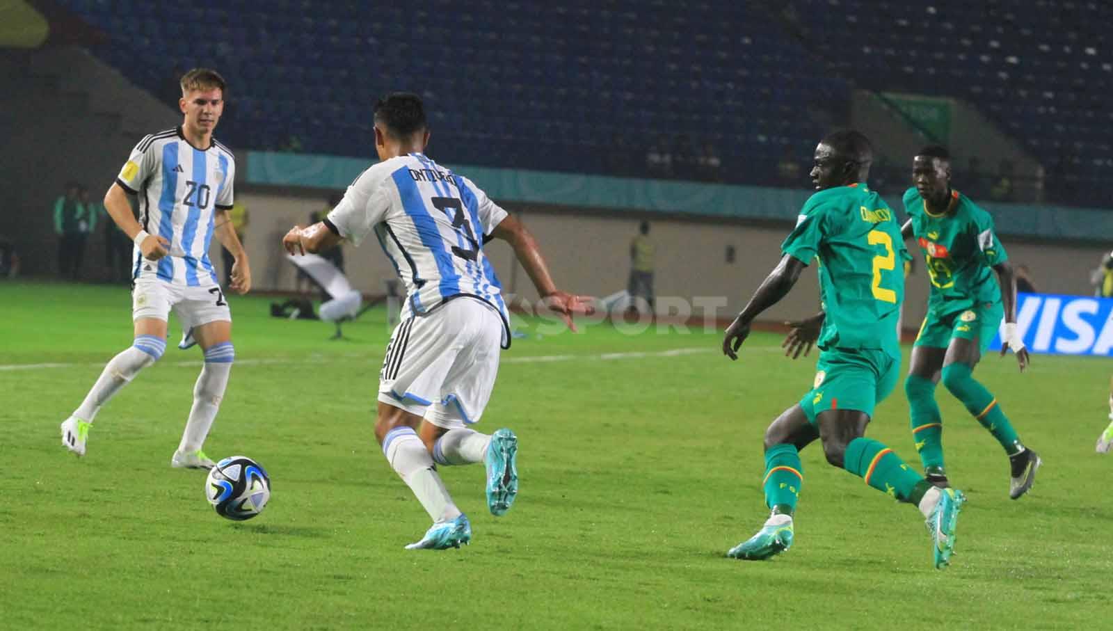 Bek Argentina U-17, Ontivero, dikawal ketat pemain Senegal U-17, Diandy Clayton, pada pertandingan Grup D Piala Dunia U-17 2023 di Stadion Si Jalak Harupat, Kabupaten Bandung, Sabtu (11/11/23). Arif Rahman/INDOSPORT