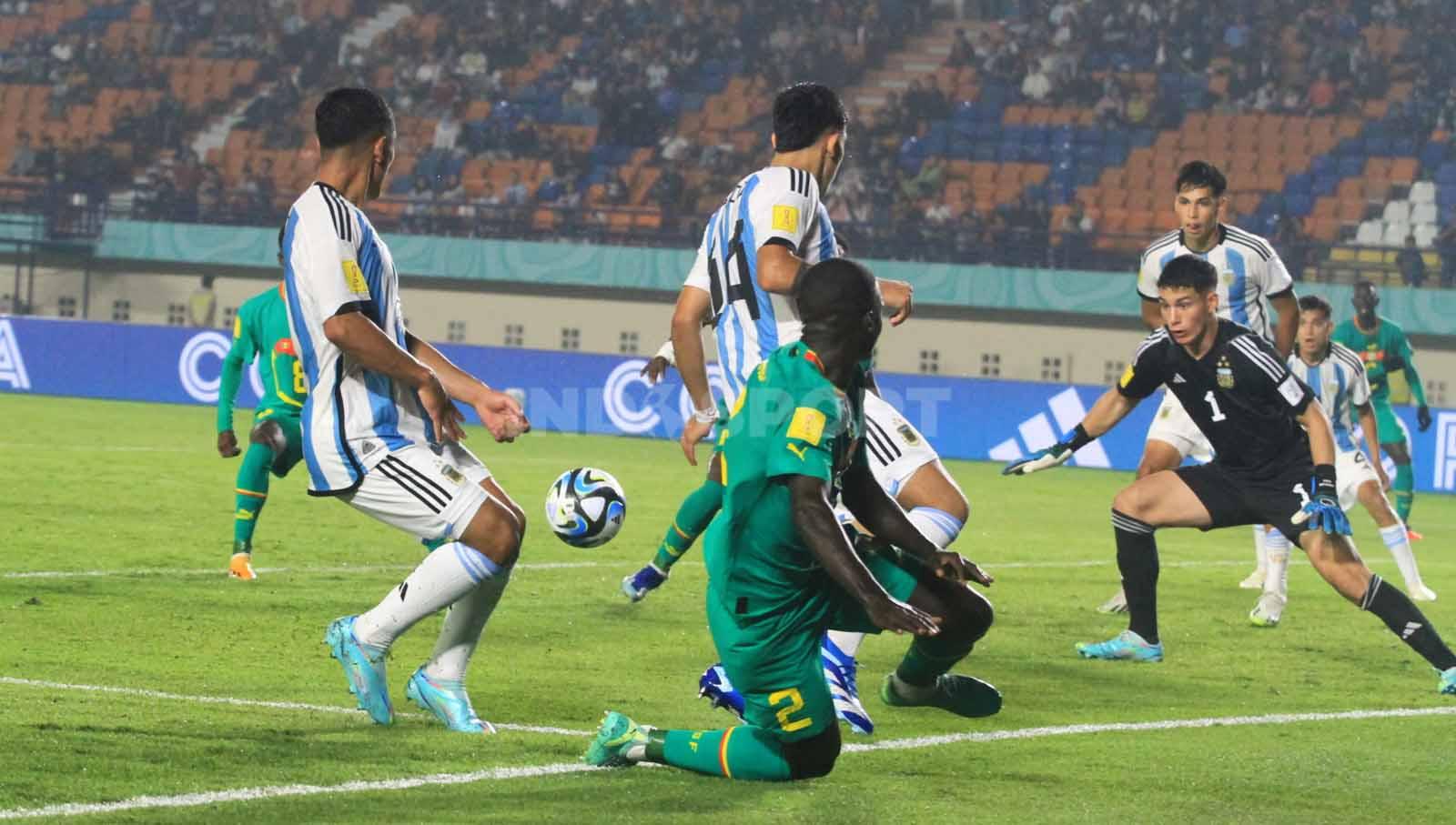 Kemelut terjadi di depan gawang Argentina U-17 saat menghadapi Senegal U-17, pada pertandingan Grup D Piala Dunia U-17 2023 di Stadion Si Jalak Harupat, Kabupaten Bandung, Sabtu (11/11/23). Arif Rahman/INDOSPORT