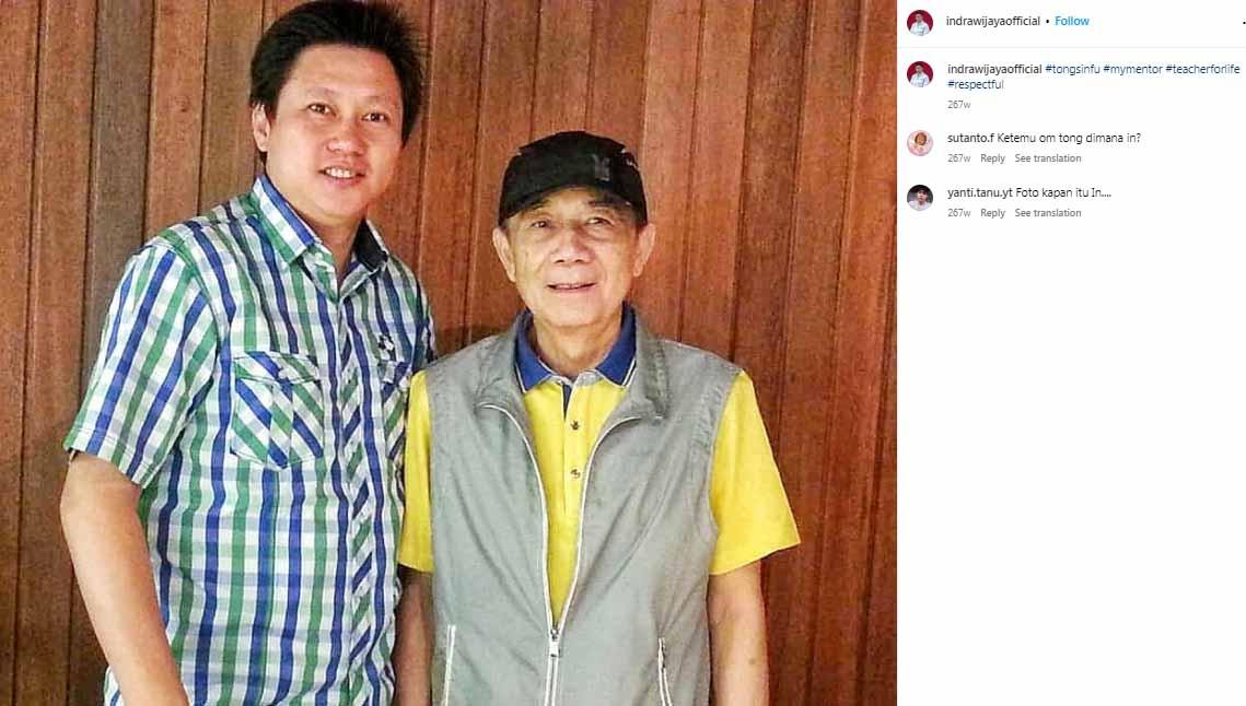 Tong Sin Fu (kanan), legenda bulutangkis Indonesia. (Foto: Instagram@indrawijayaofficial)