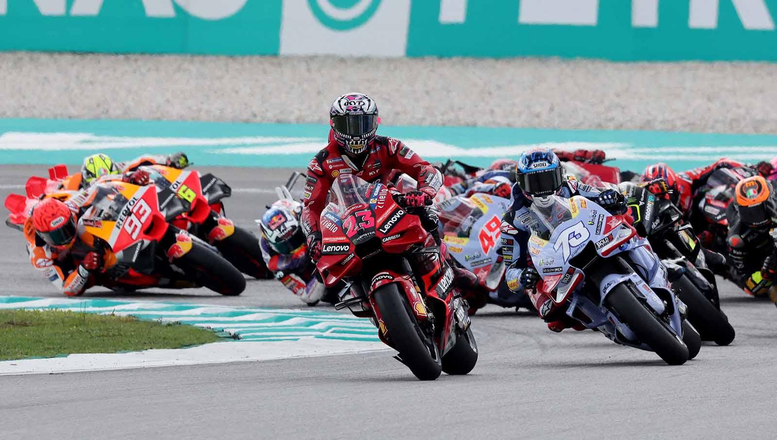 Enea Bastianini menjuarai motoGP Malaysia, diikuti Alex Marquez dan Francesco Bagnaia balapan di Sirkuit Internasional Sepang, Malaysia, Minggu (12/11/23). (Foto: REUTERS/Hasnoor Hussain) - INDOSPORT