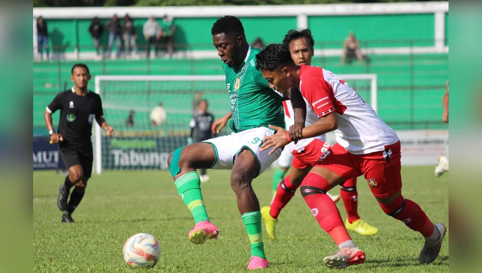 Bomber asing anyar PSMS Medan, Jose Valencia (jersey hijau), mencoba melewati hadangan pemain Sada Sumut FC. (Foto: Aldi Aulia Anwar/INDOSPORT)