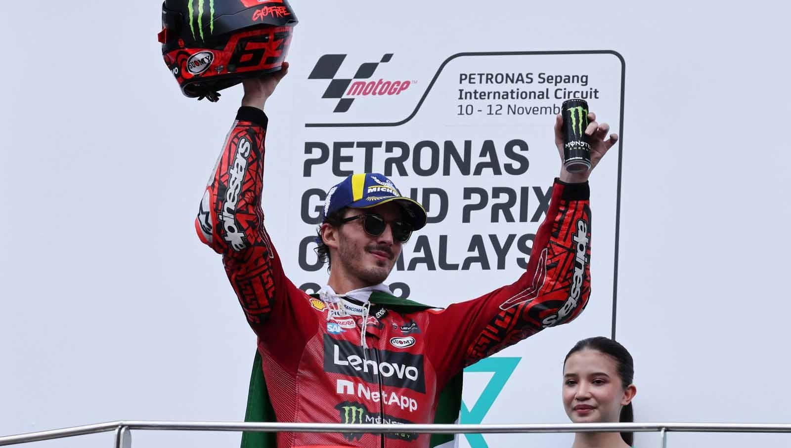 Francesco Bagnaia merayakan posisi ketiga di podium usai balapan di Sirkuit Internasional Sepang, Malaysia, Minggu (12/11/23). (Foto: REUTERS/Hasnoor Hussain)