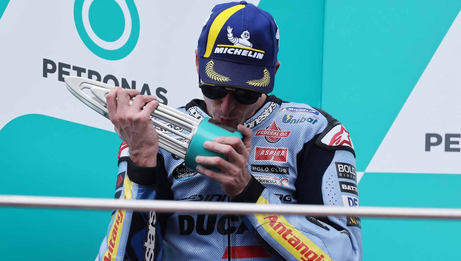Diposisi kedua Alex Marquez merayakan dengan trofi di podium usai balapan MotoGP Malaysia 2023. (Foto: REUTERS/Hasnoor Hussain)