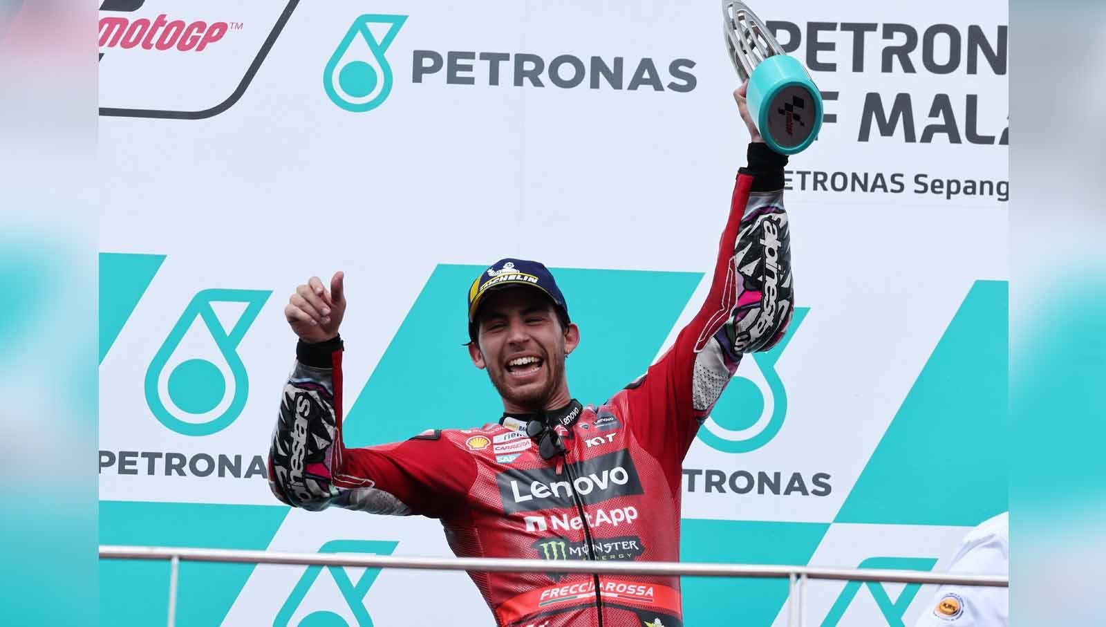 Sang juara Enea Bastianini merayakan di podium dengan tropi usai memenangkan balapan MotoGP Malaysia. (Foto: REUTERS/Hasnoor Hussain)
