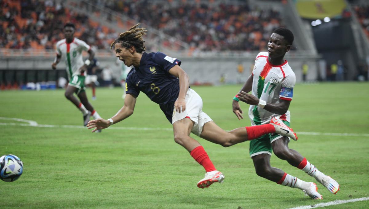Pemain Prancis, Saimon Bouabre dilanggar pemain Burkina Faso pada laga fase grup E di Stadion JIS, Minggu (12/11/23).