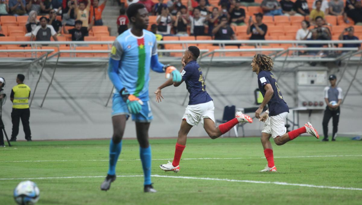 Selebrasi pemain Prancis, Joan Tincres usai mencetak gol ke gawang Burkina Faso pada laga fase grup E di Stadion JIS, Minggu (12/11/23).