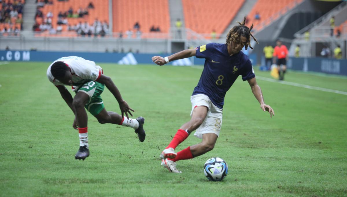 Pemain Prancis, Saimon Bouabre dijaga ketat pemain Burkina Faso pada laga fase grup E di Stadion JIS, Minggu (12/11/23).