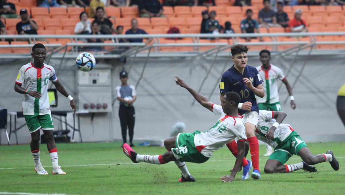 Beberapa pemain Burkina Faso menjaga ketat pemain Prancis, Ismail Bouneb pada laga fase grup E di Stadion JIS, Minggu (12/11/23).