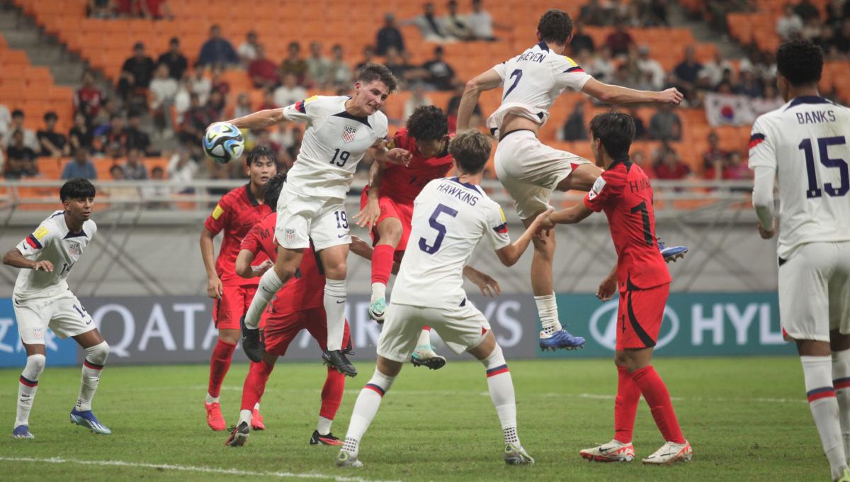 Duel udara pemain Korsel, Bae Seongho dengan pemain USA, Tyler Hall pada laga fase grup E Piala Dunia U-17 2023 di Stadion JIS, Minggu (12/11/23).