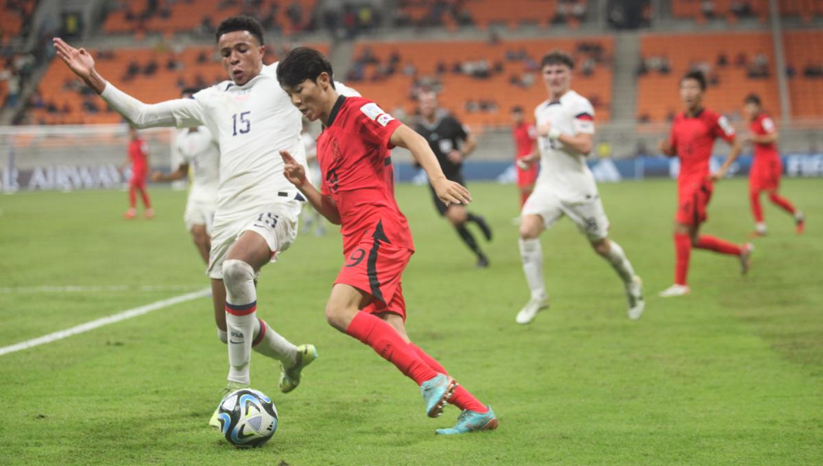 Duel pemain Korsel, Hwang Eunchong dengan pemain USA, Noahkai Banks pada laga fase grup E Piala Dunia U-17 2023 di Stadion JIS, Minggu (12/11/23).