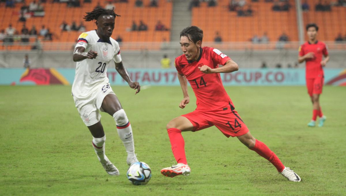 Pemain Korsel, Kim Hyunmin mencoba melewati pemain USA, Bryce Jamison pada laga fase grup E Piala Dunia U-17 2023 di Stadion JIS, Minggu (12/11/23).