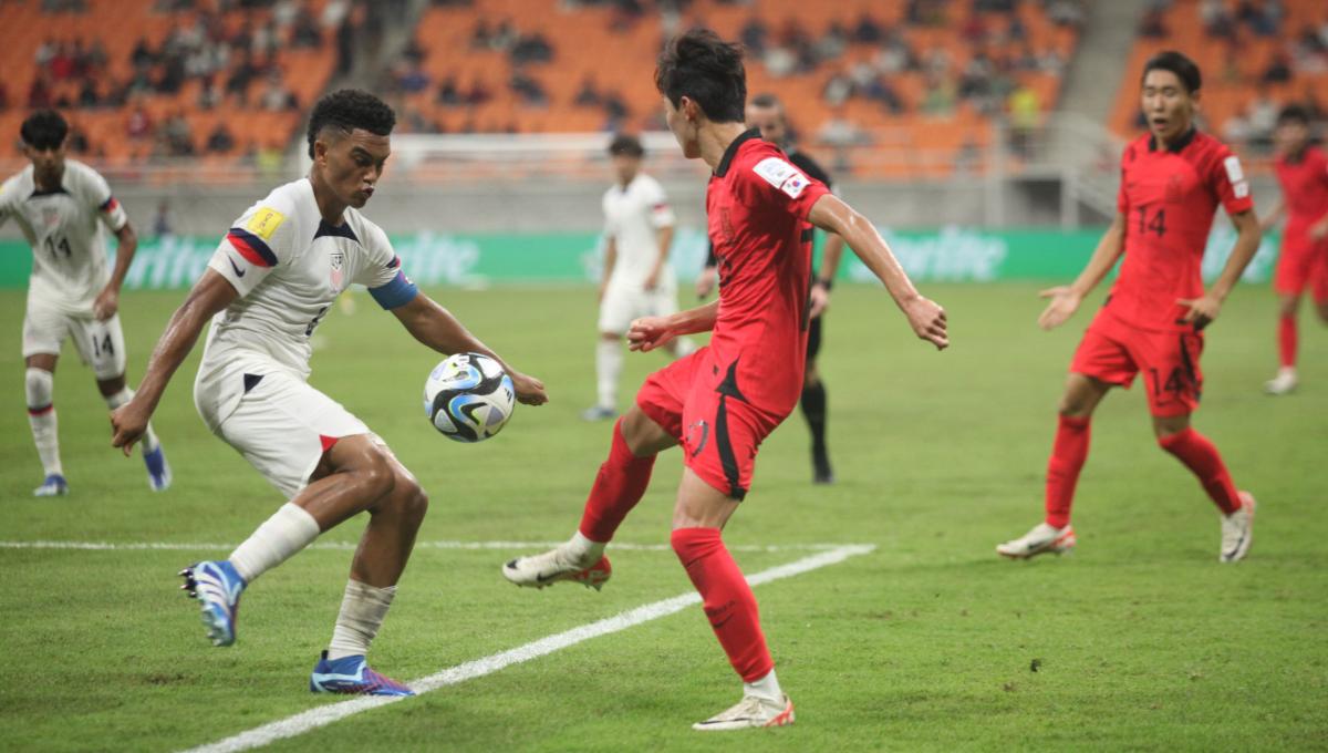 Duel antara pemain Korsel dengan pemain USA pada laga fase grup E Piala Dunia U-17 2023 di Stadion JIS, Minggu (12/11/23).