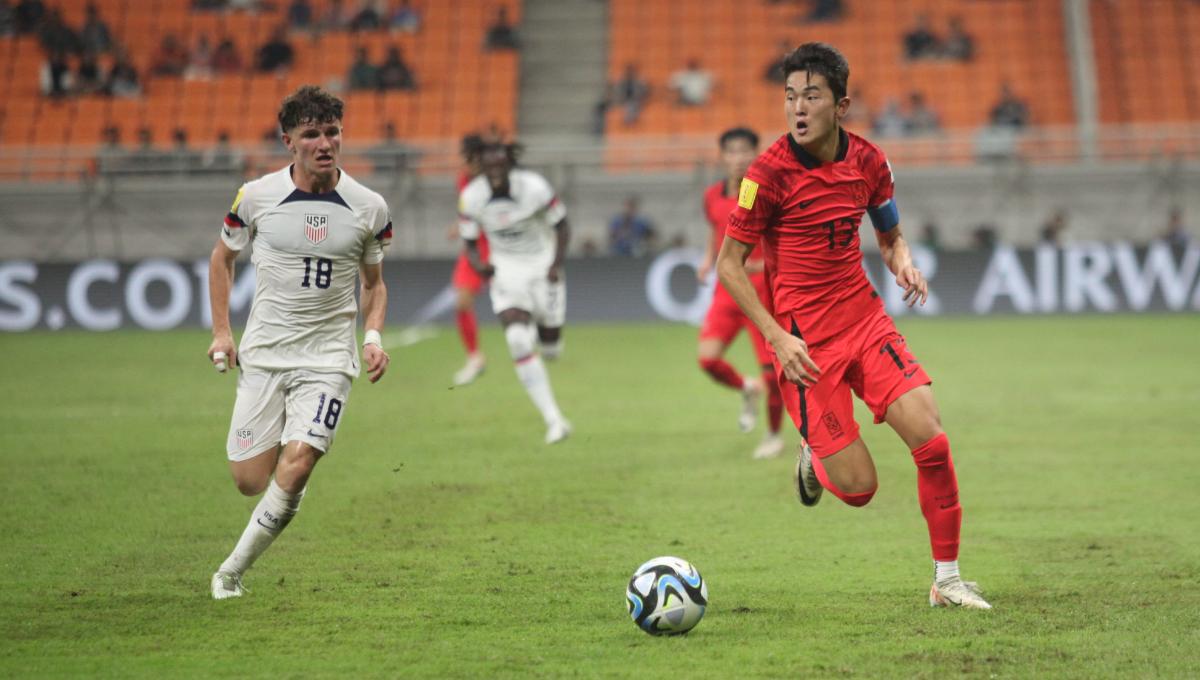 Pemain Korsel, Baek Gaon dijaga ketat pemain USA, Aiden Harangi pada laga fase grup E Piala Dunia U-17 2023 di Stadion JIS, Minggu (12/11/23).