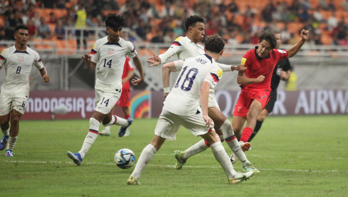 Pemain Korsel, Yoon Doyong melakukan tendangan ke gawang USA pada laga fase grup E Piala Dunia U-17 2023 di Stadion JIS, Minggu (12/11/23).