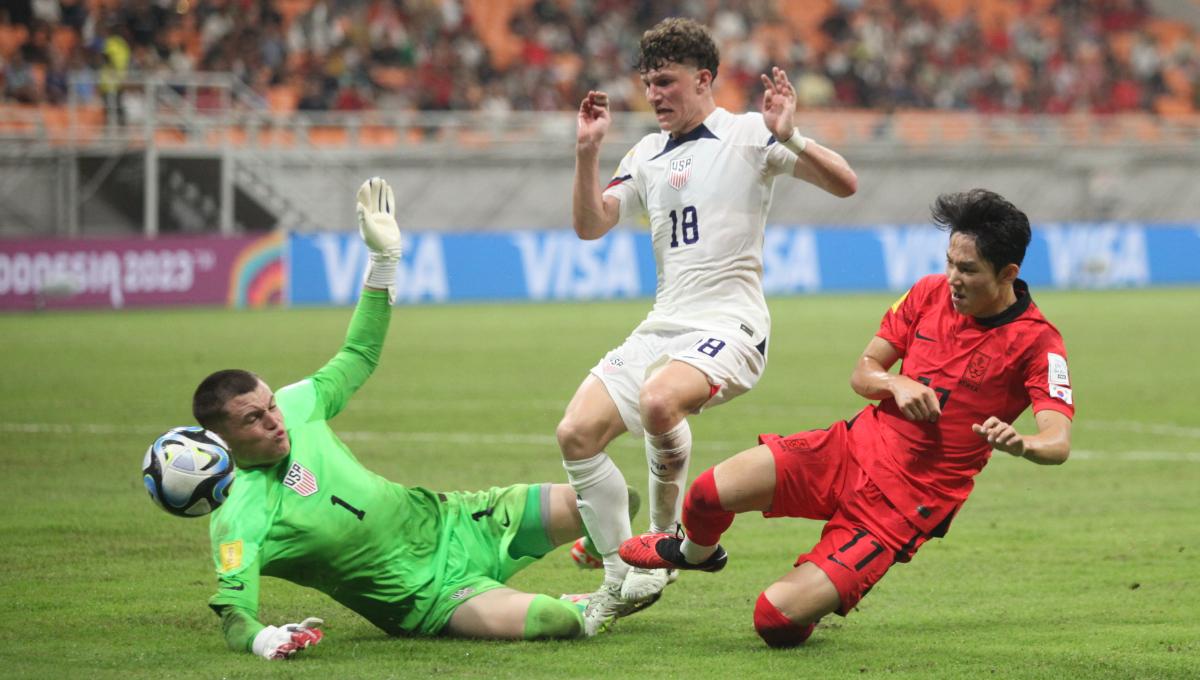 Kiper USA, Adam Beaudry menggagalkan peluang pemain Korsel, Yang Minhyeok pada laga fase grup E Piala Dunia U-17 2023 di Stadion JIS, Minggu (12/11/23).