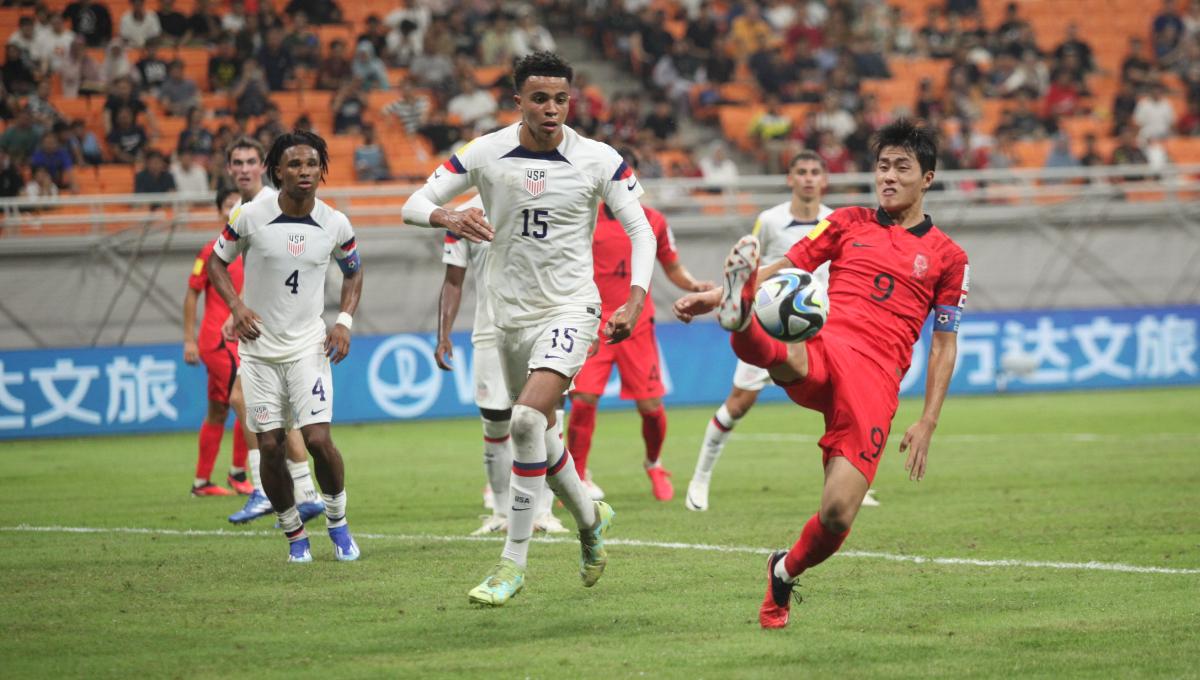 Pemain Korsel, Kim Myeongjun mengontrol bola dibayangi pemain USA, Noahkai Banks pada laga fase grup E Piala Dunia U-17 2023 di Stadion JIS, Minggu (12/11/23).