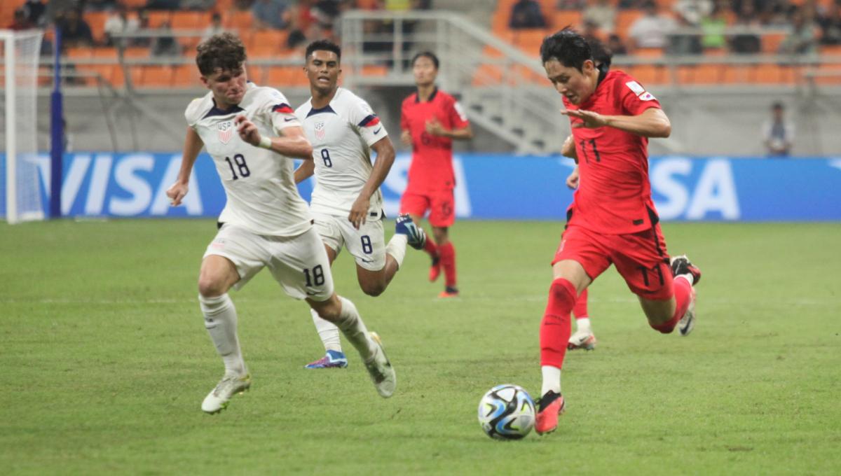 Pemain Korsel, Baek Gaon dijaga ketat pemain USA, Aiden Harangi pada laga fase grup E Piala Dunia U-17 2023 di Stadion JIS, Minggu (12/11/23).