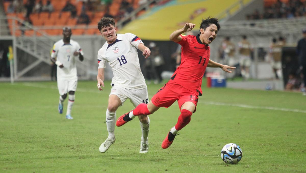 Pemain USA, Aiden Harangi menjatuhkan pemain Korsel, Yang Minhyeok pada laga fase grup E Piala Dunia U-17 2023 di Stadion JIS, Minggu (12/11/23).