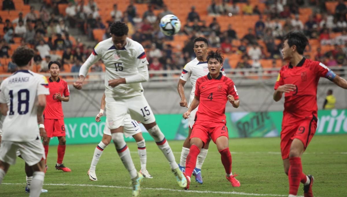 Pemain USA, Noahkai Banks menghalau bola yang mengarah ke pemain Korsel pada laga fase grup E Piala Dunia U-17 2023 di Stadion JIS, Minggu (12/11/23).